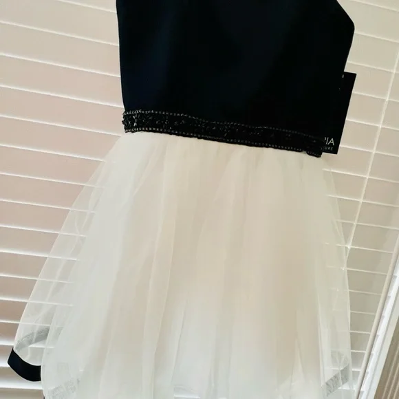 LEXIE BY MON CHERI Black and white dress formal girls size 12